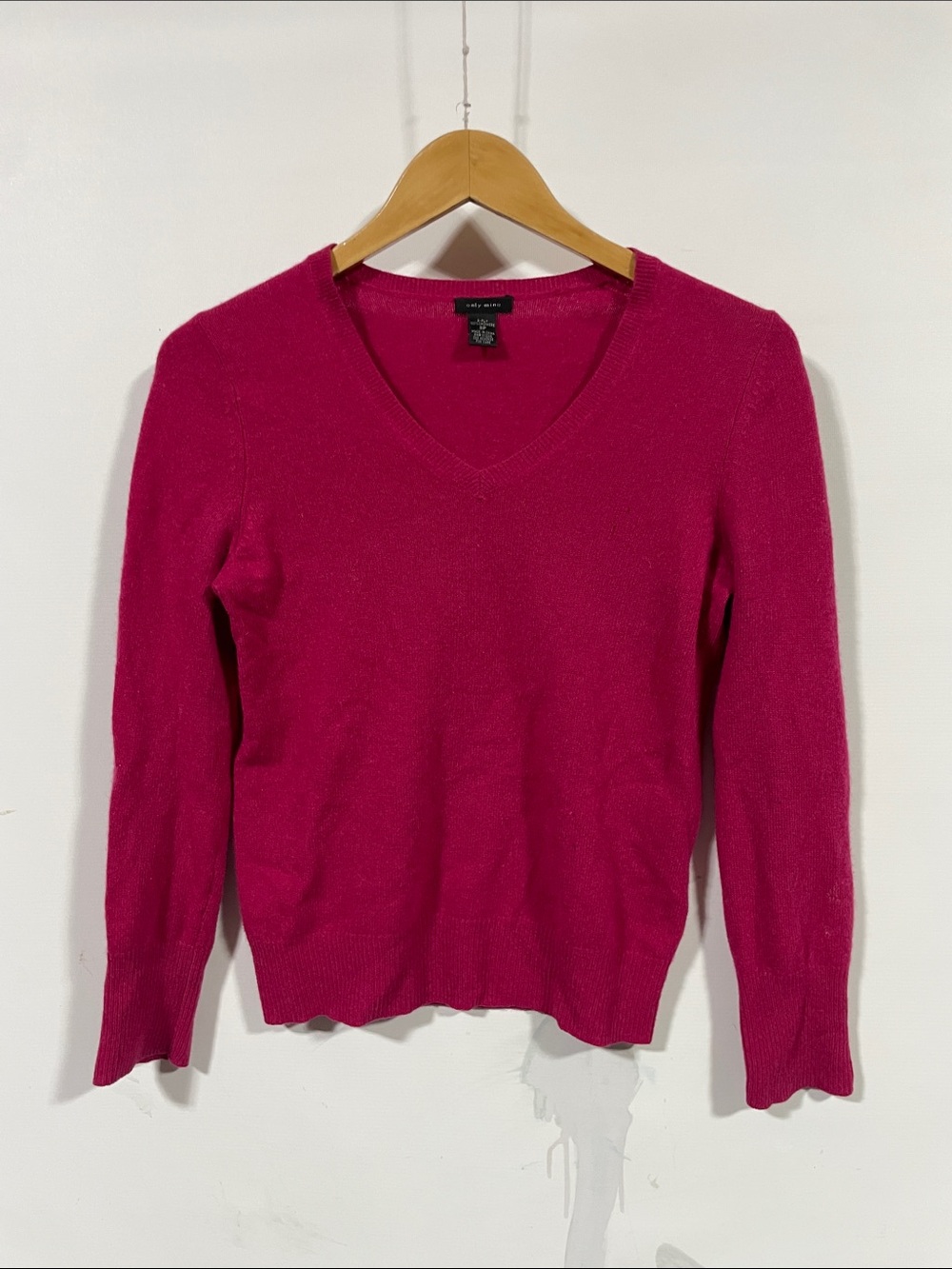 Only Mine cashmere Women's V-Neck Sweater in Fuchsia Pink